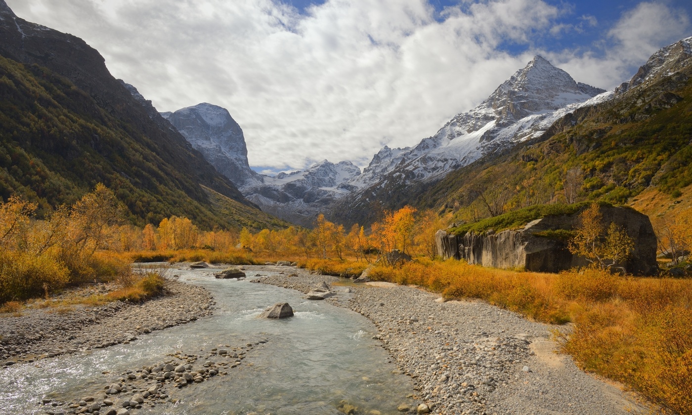 У большого камня