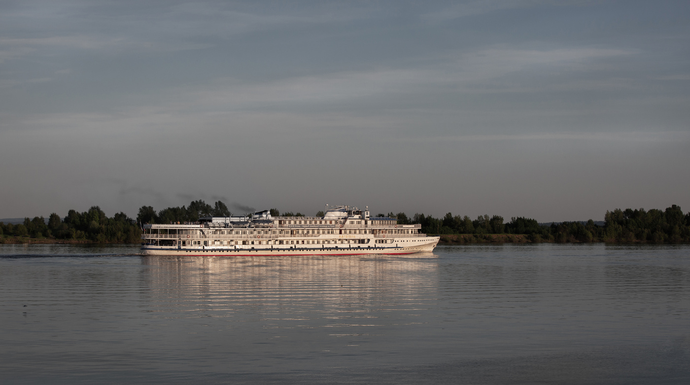 Теплоход Н.В.Гоголь.