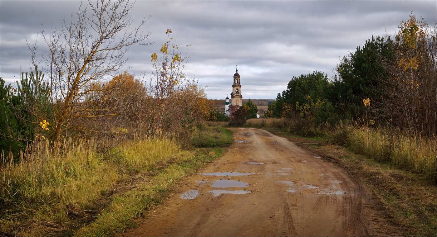 По проселку