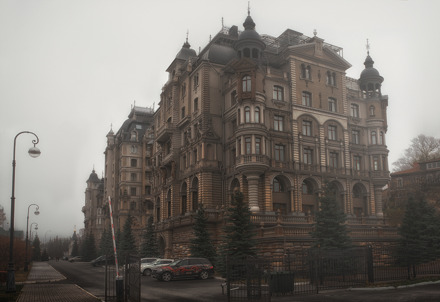 Красив и мрачен.