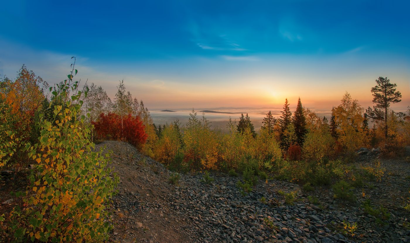 Загорелась зорька красная