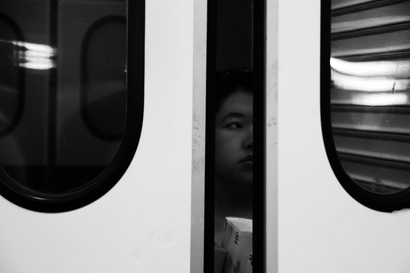 Белая дверь