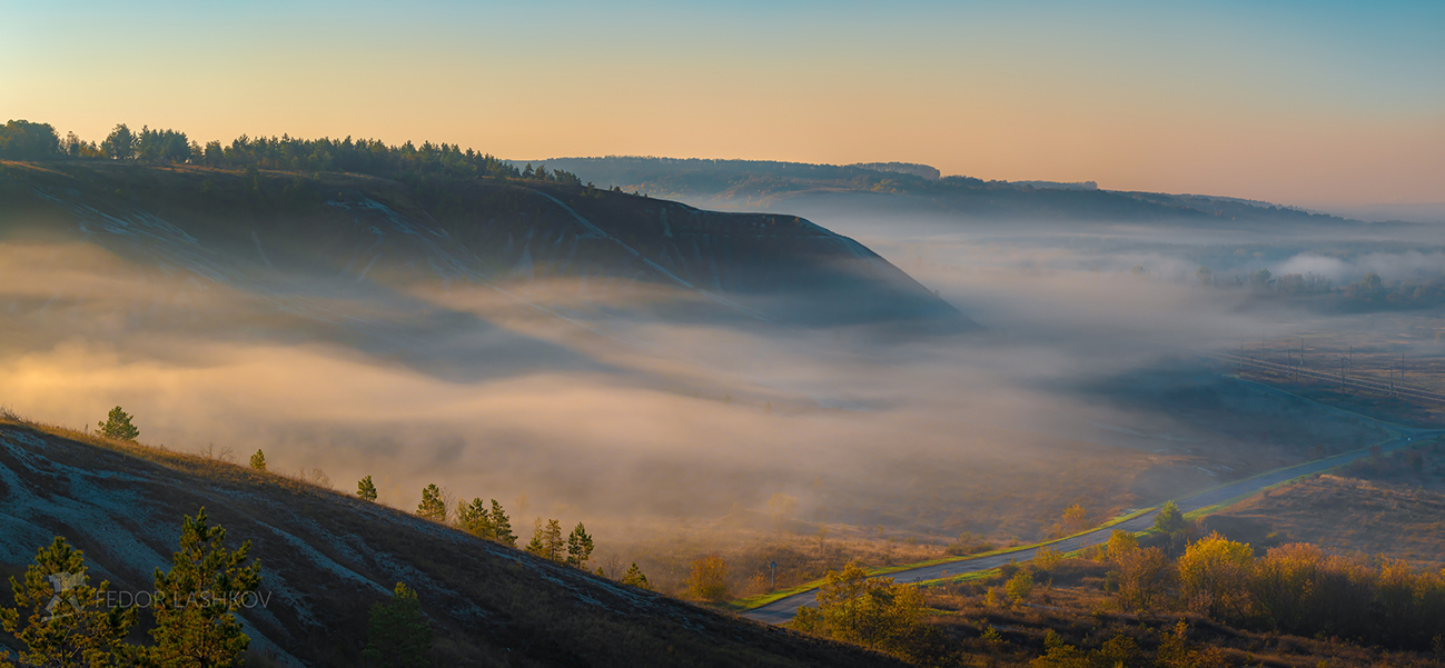 Туман прячется за горы