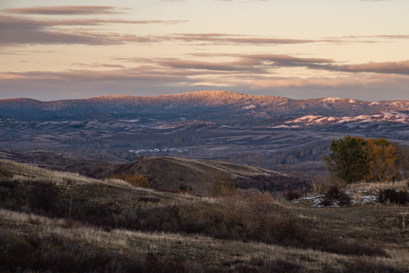 Освещённые уходящим солнцем