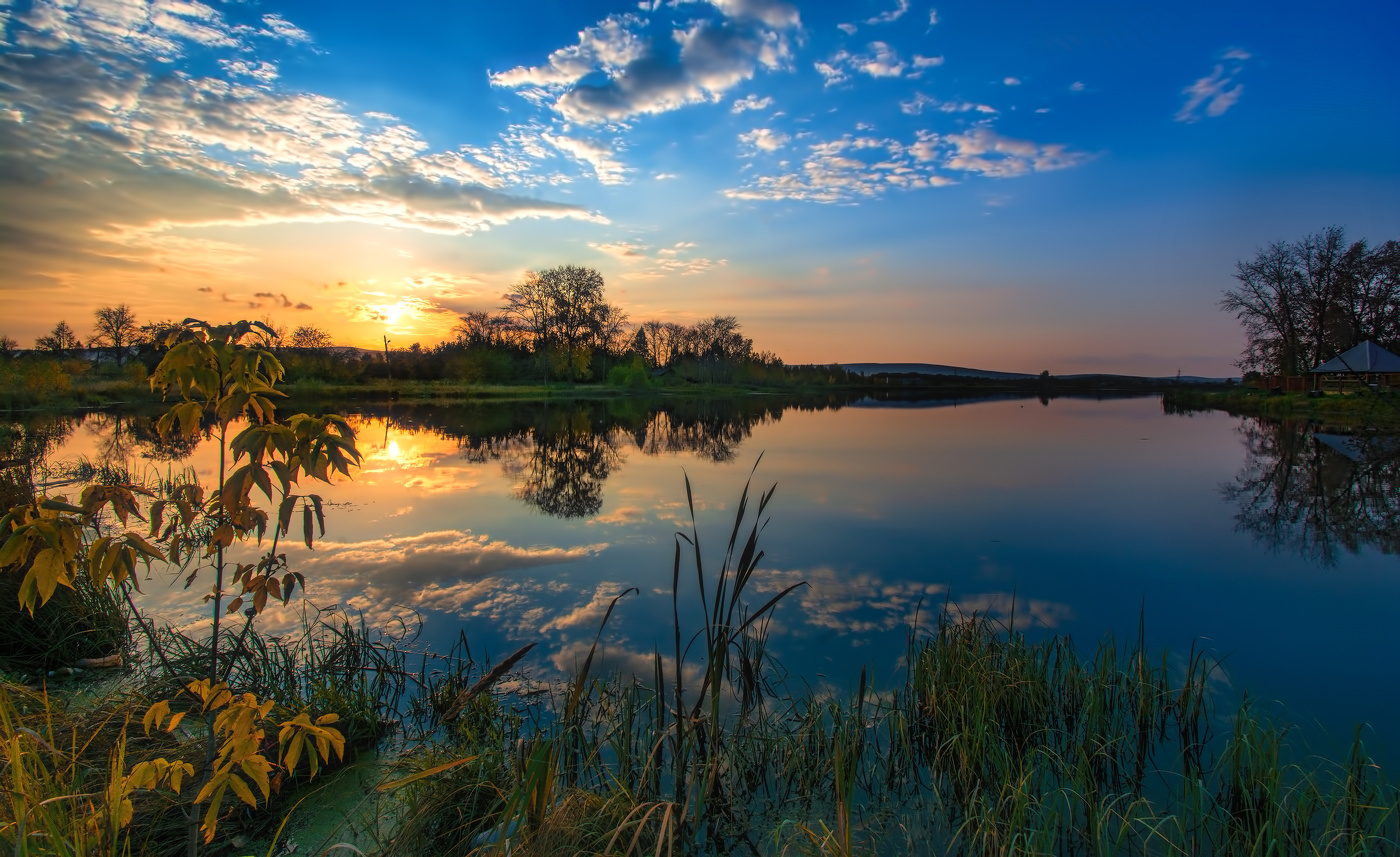 Озеро в лучах вечерних