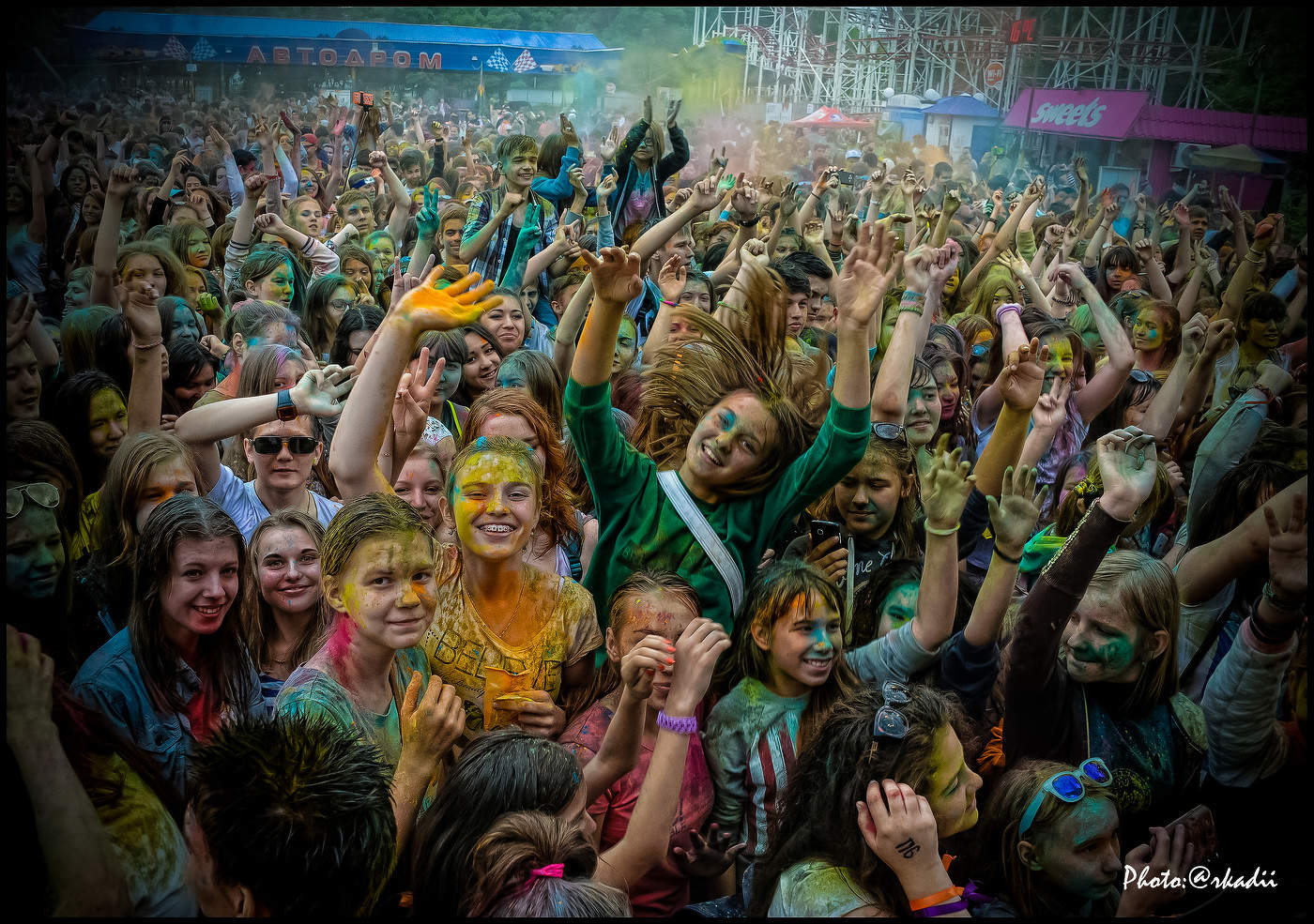 Девочки смеются...