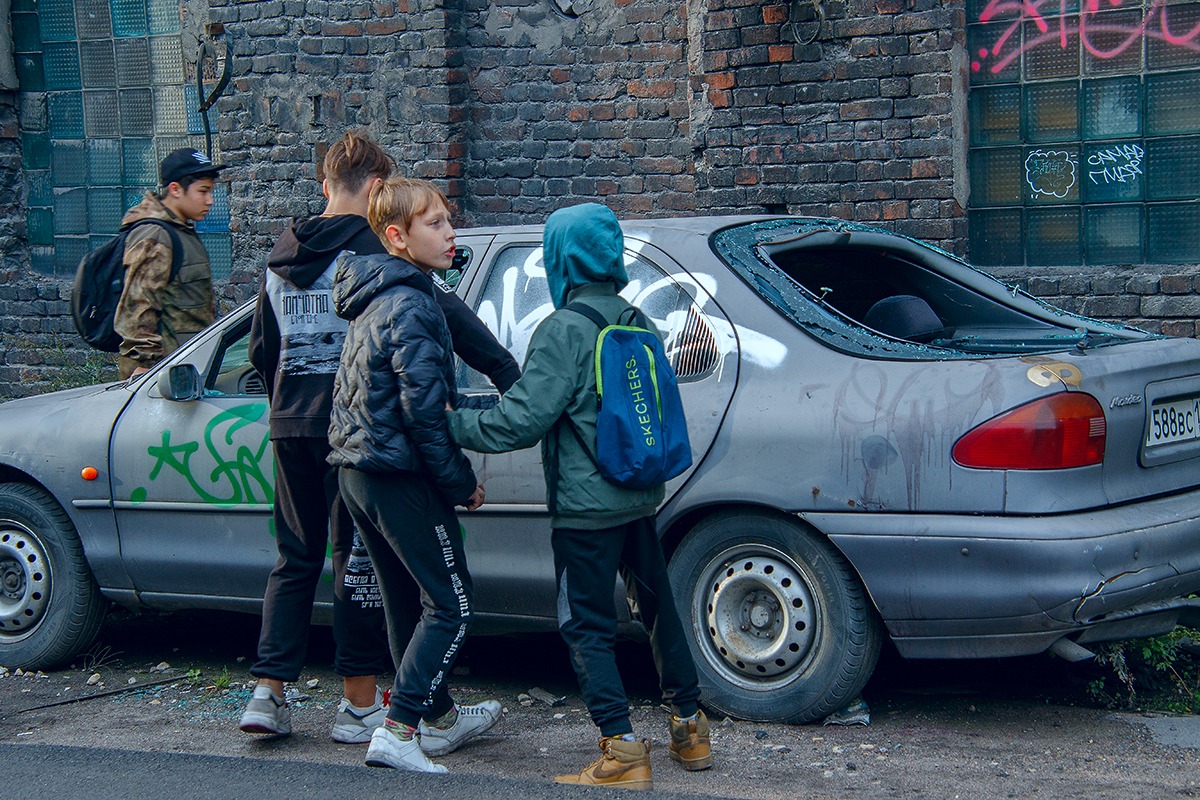 **братва, валим ! *