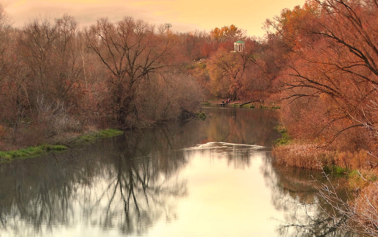 Вечереет на реке в ноябре