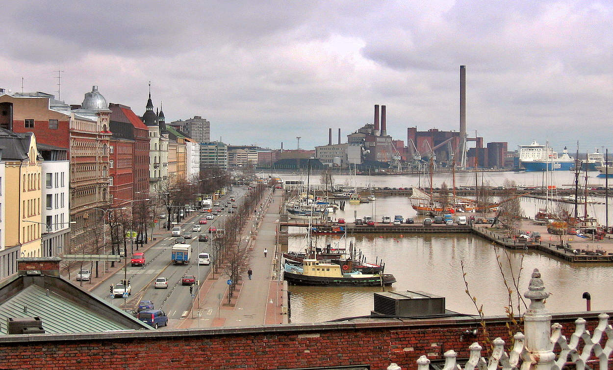 Вид с моста на набережную и порт