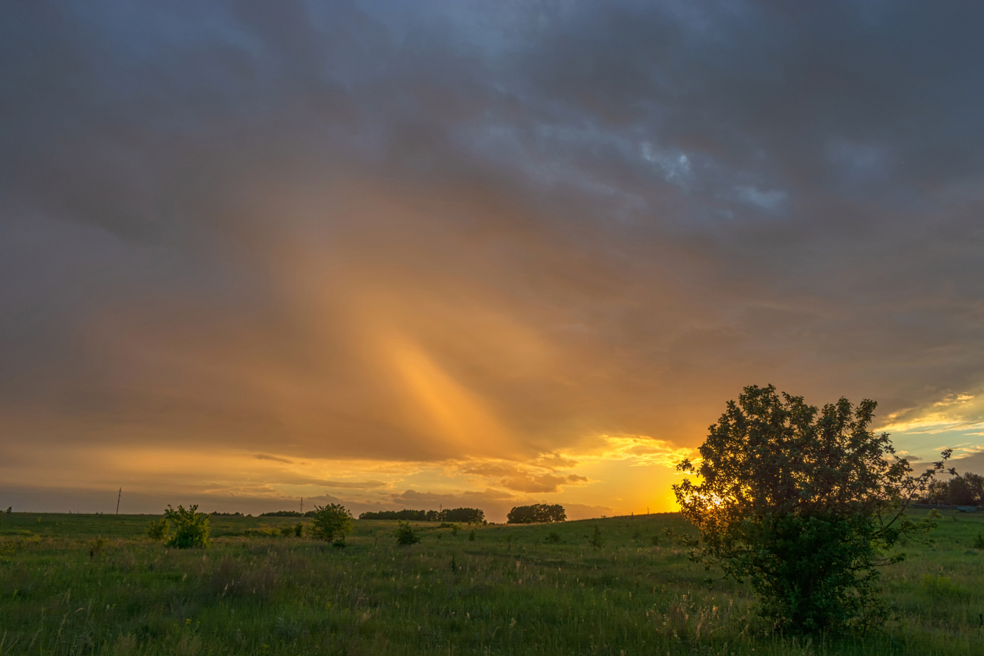 Закат полоской золотою....