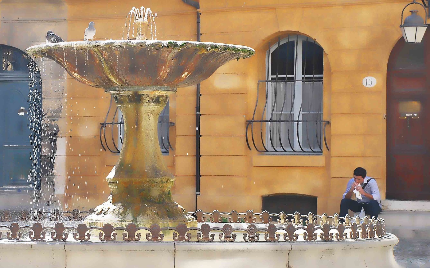 ланч у фонтана