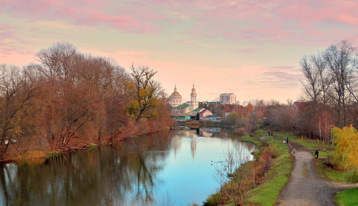 Осенним вечером в городе на реке