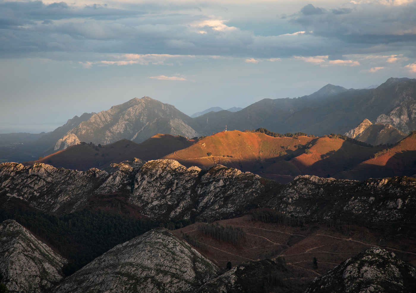 На закате в горах