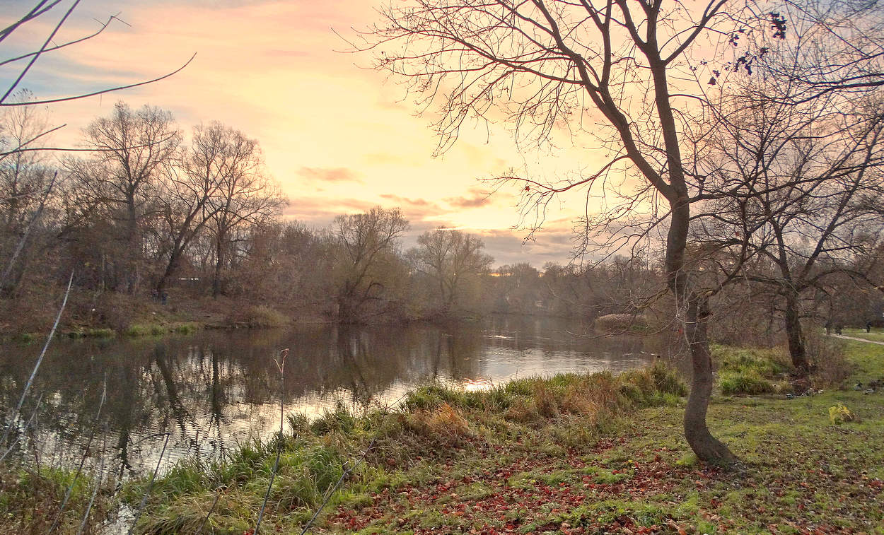 Осенний вечер на реке в дымке