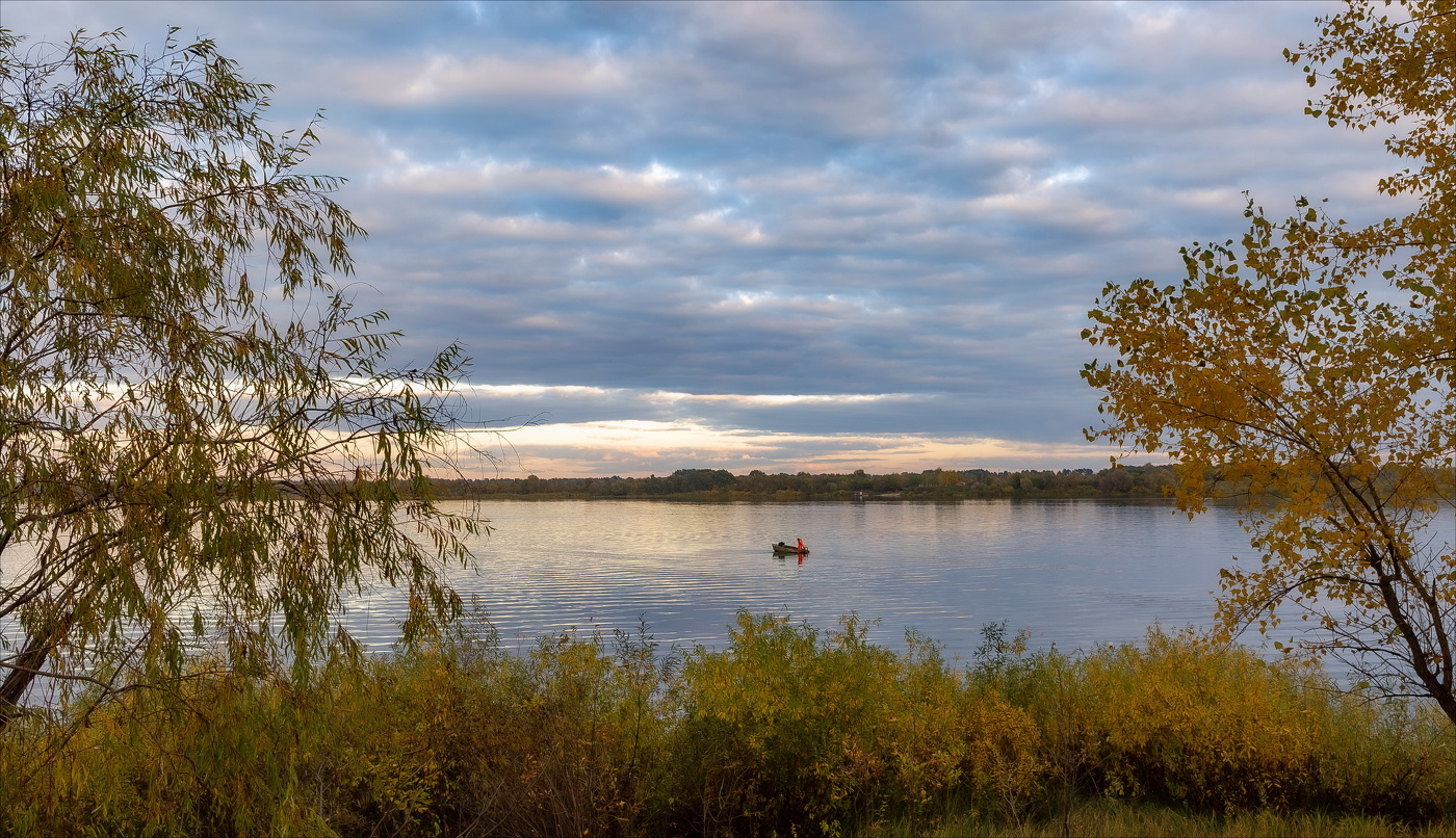 Сумерки спустились над рекой...