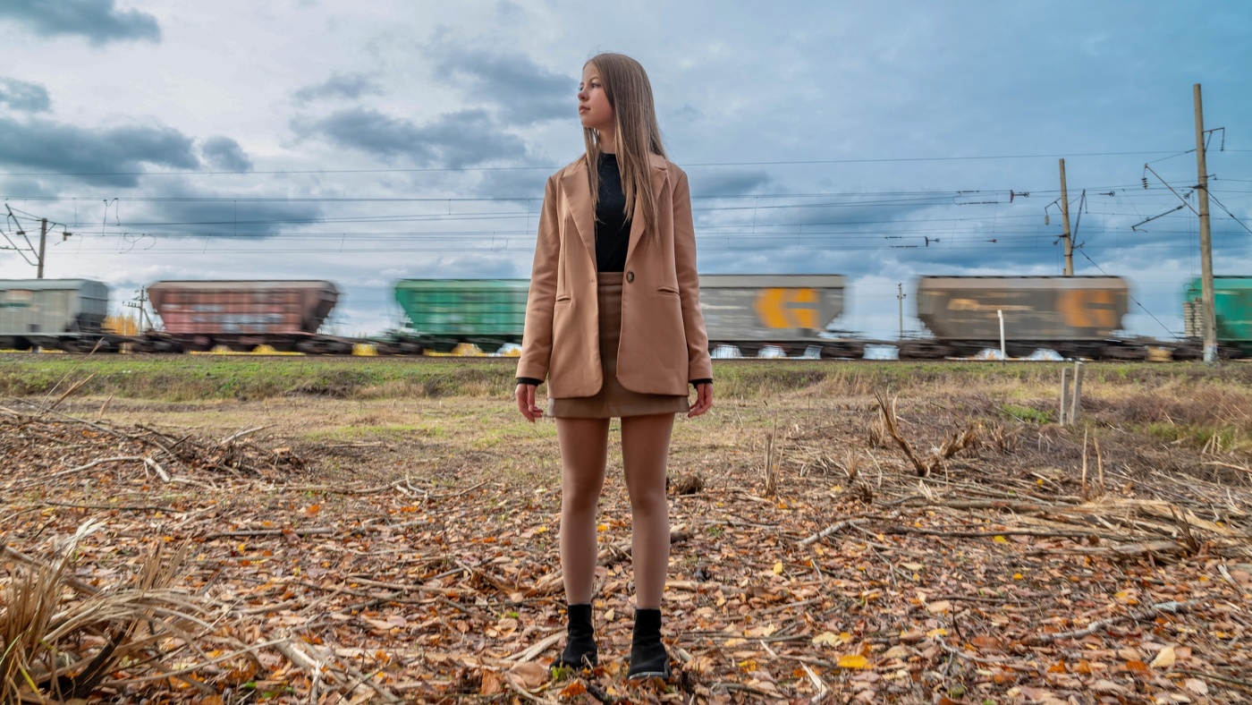 портрет на фоне товарного состава