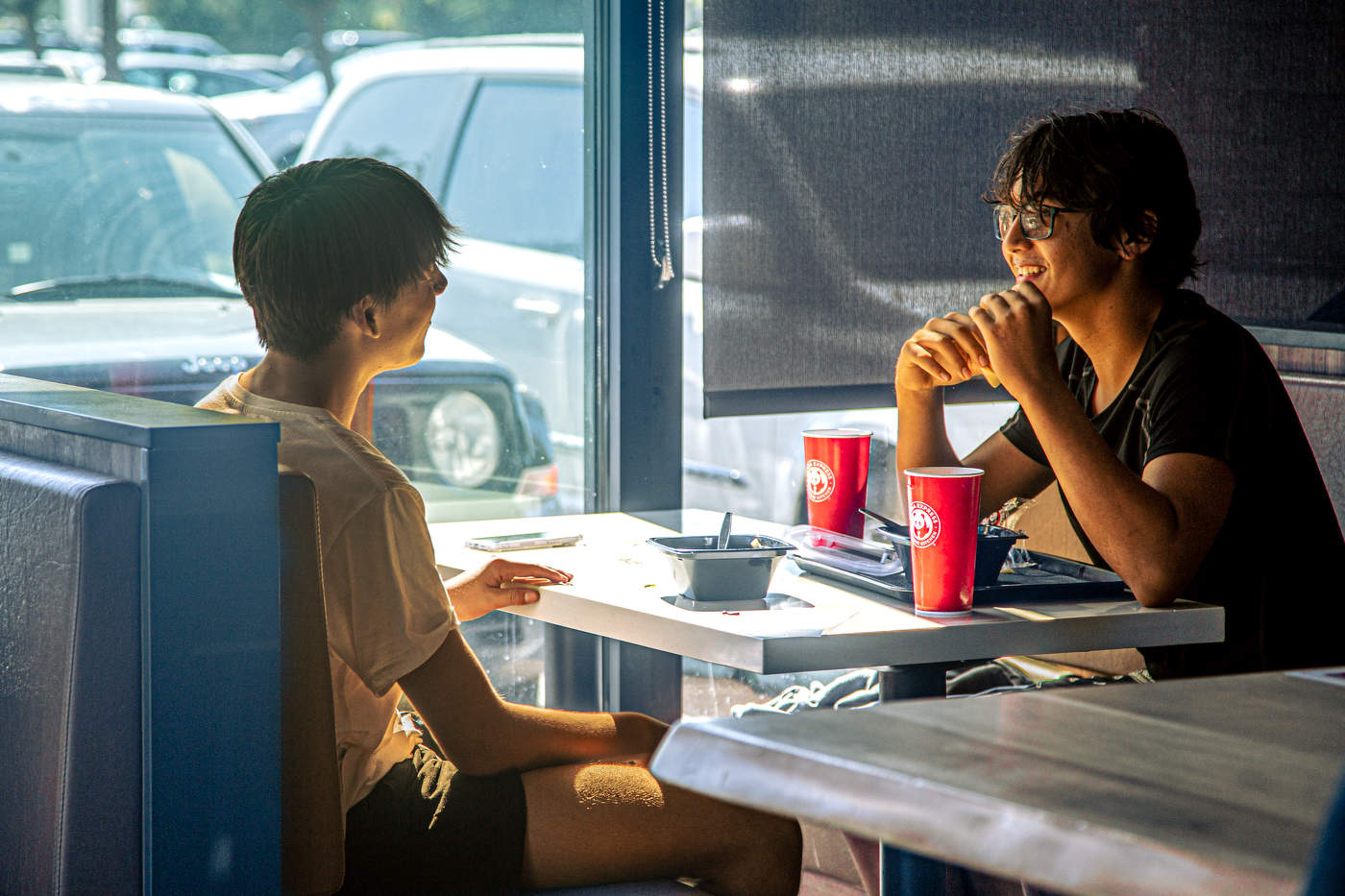 И за столиком любимой кафешки...