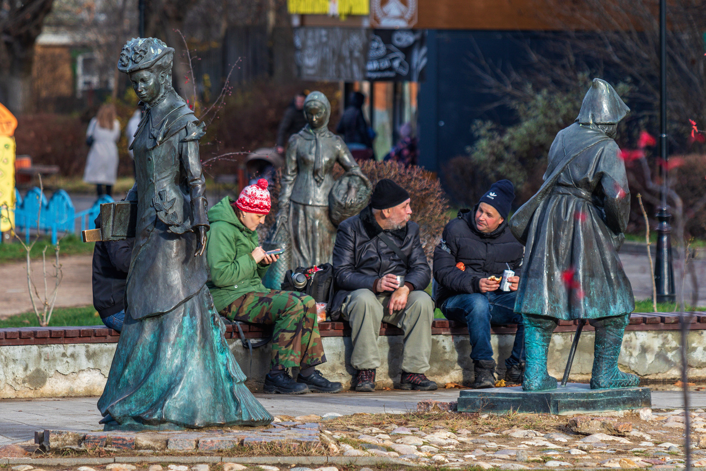 Перекус в окружении .