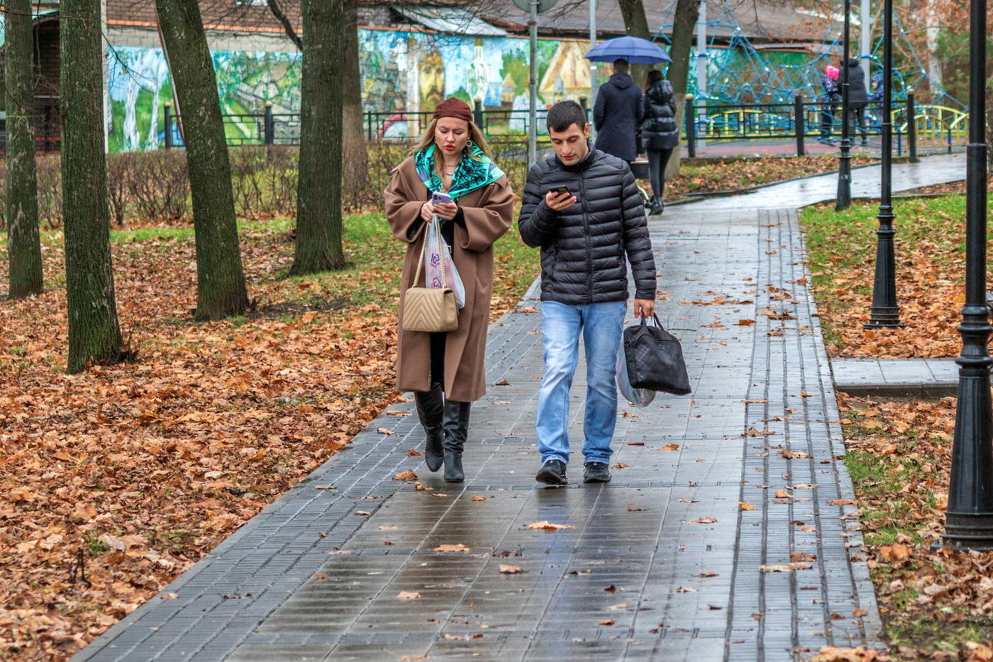 :- Я тебе СМС отправила ! : - Уже отвечаю !