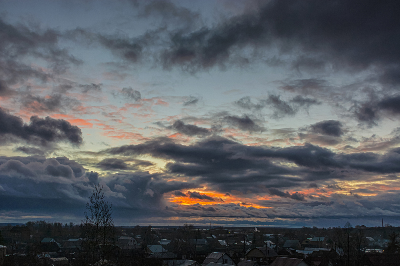 На миг сверкнул закат ноябрьский сказкой...