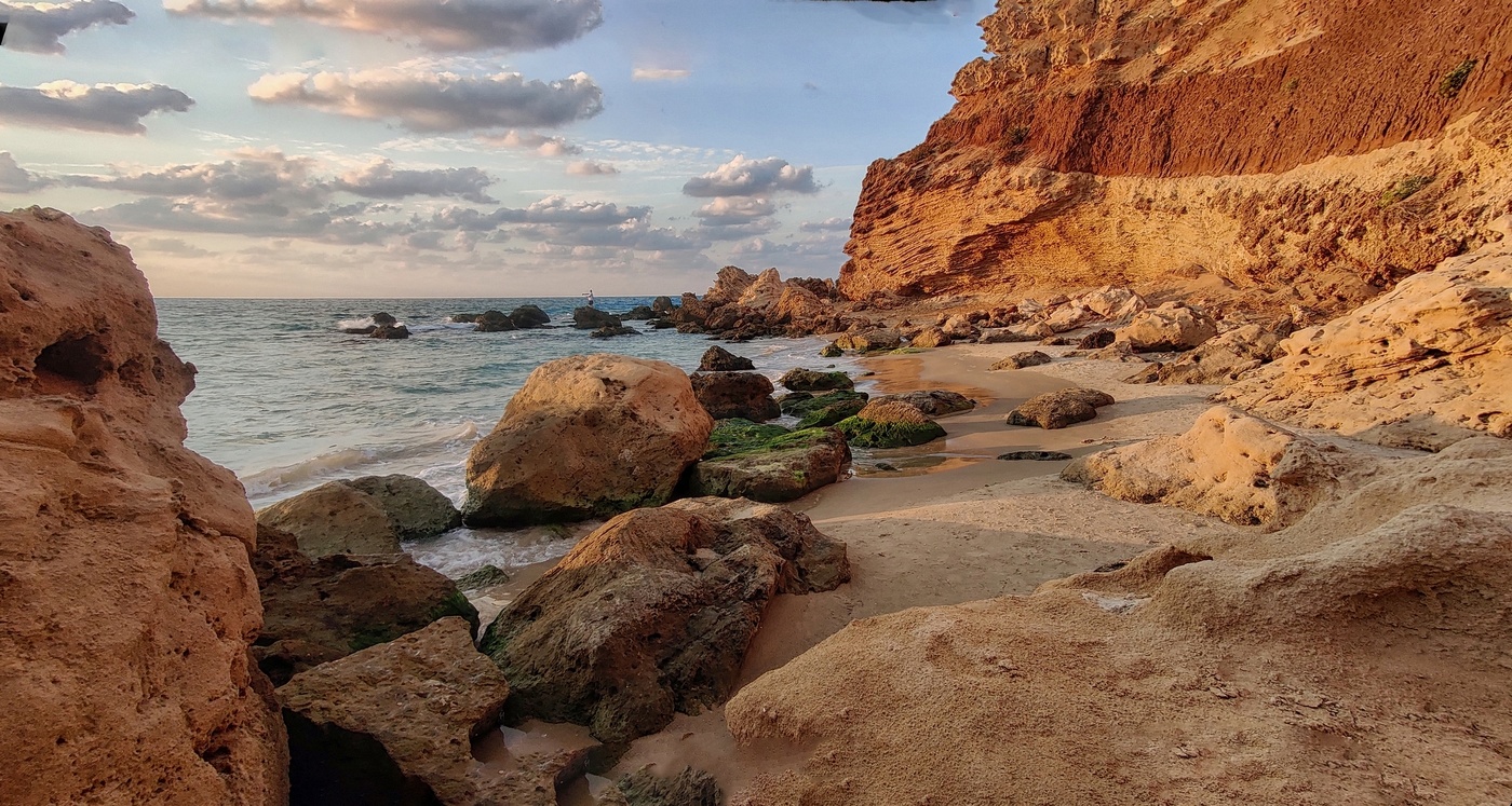 Каменистый берег