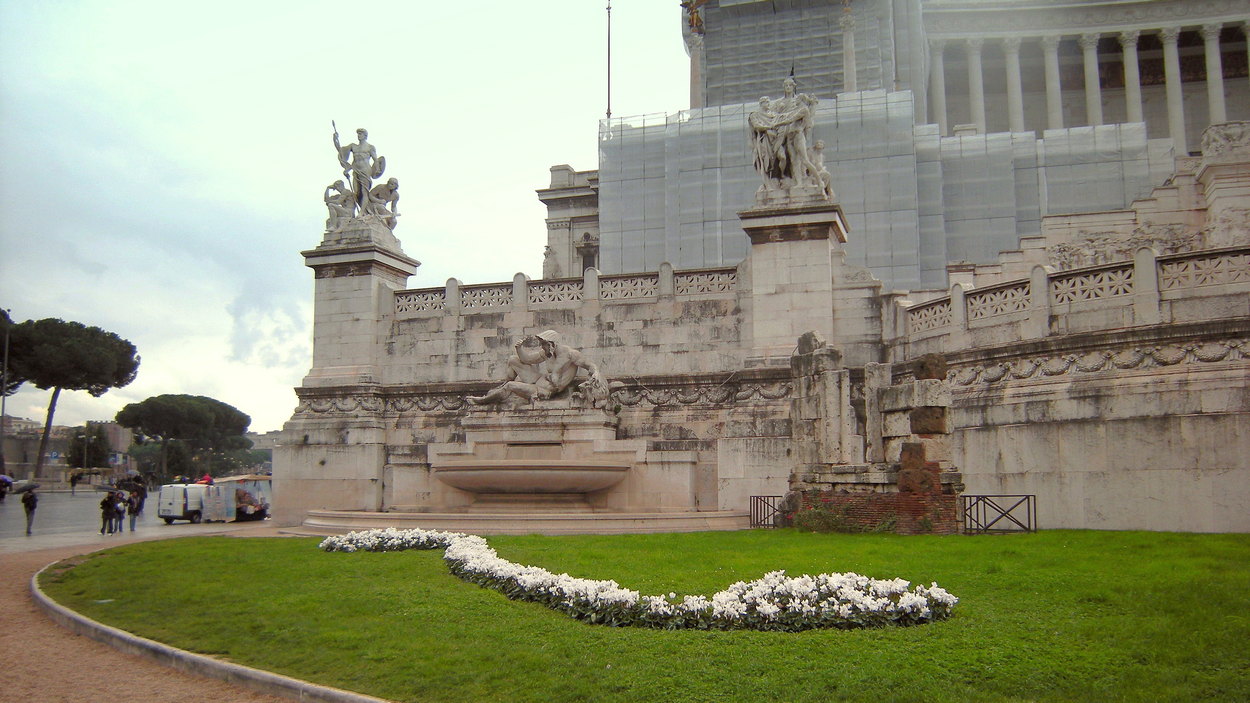 Возле здания сената в Риме