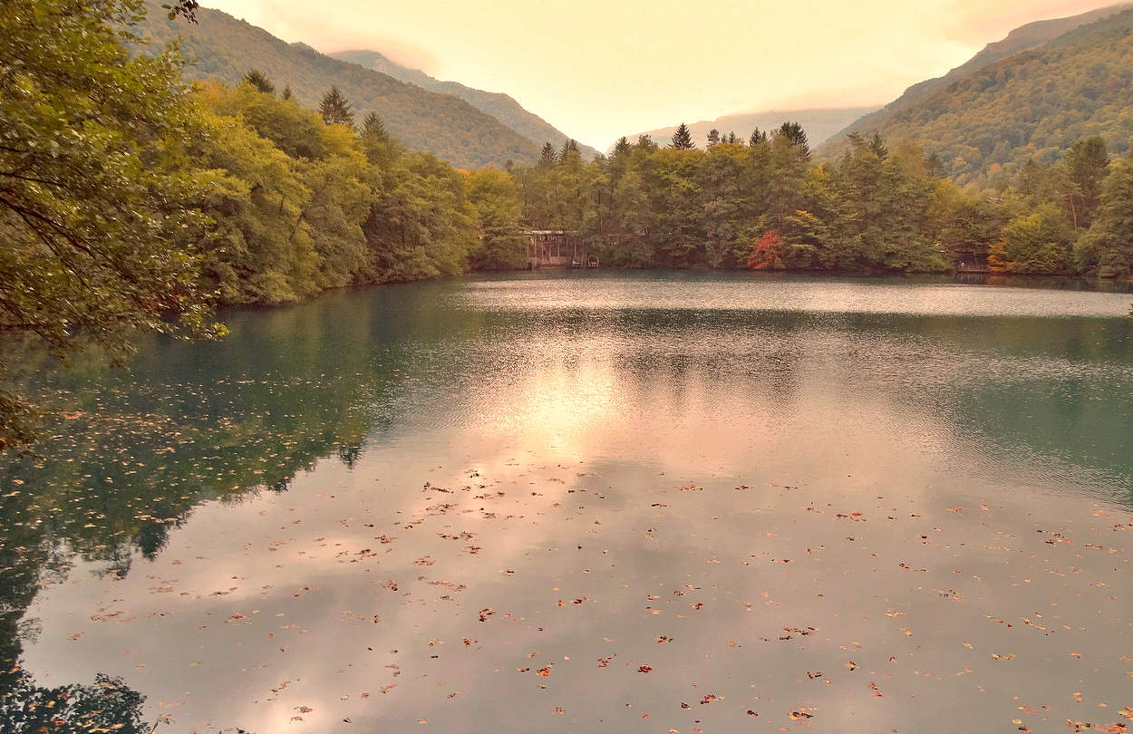 Осень пришла на голубые озёра в КБР