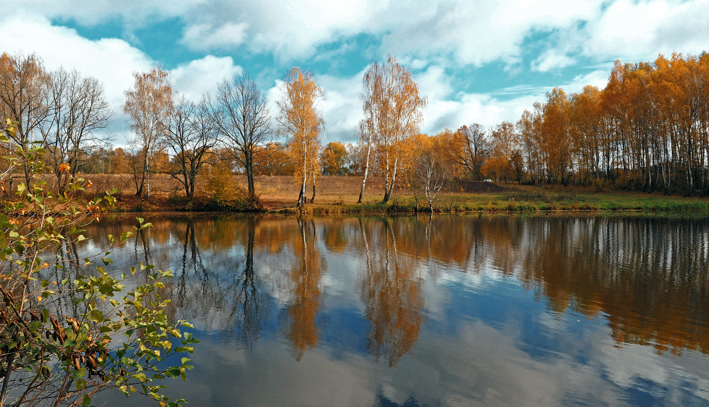 Застыла осень в зеркальном отражении.