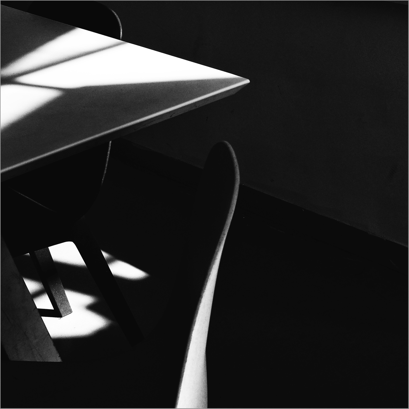 Этюд со спинкой стула