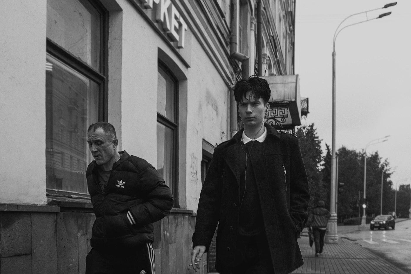 Идут на меня прохожие