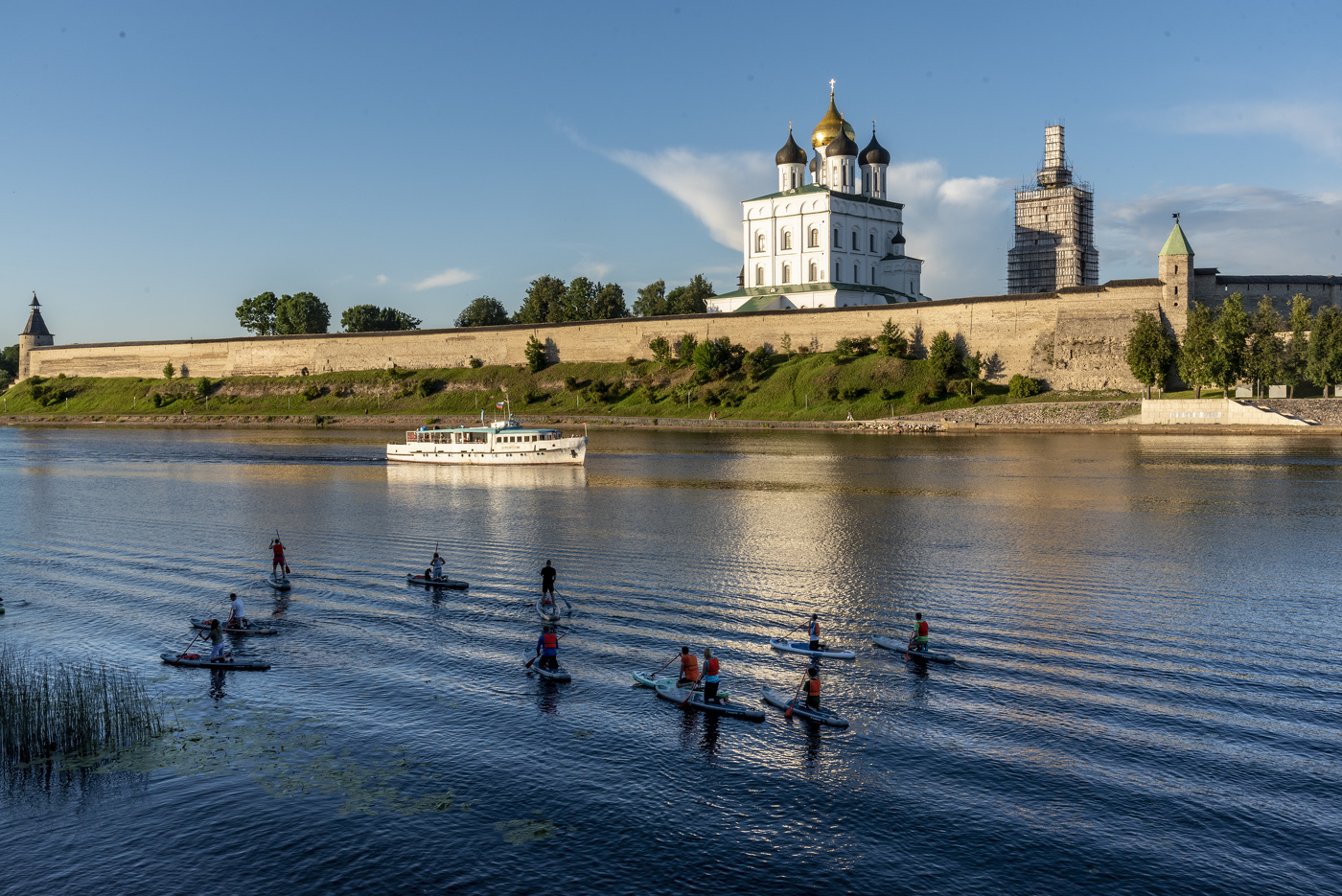 По реке Великой