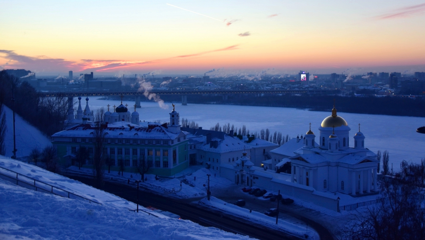 Словно сумеpек наплыла тень...