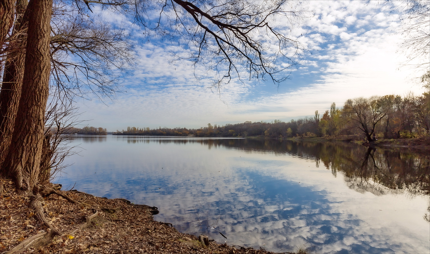 В Осеннем озере покой...