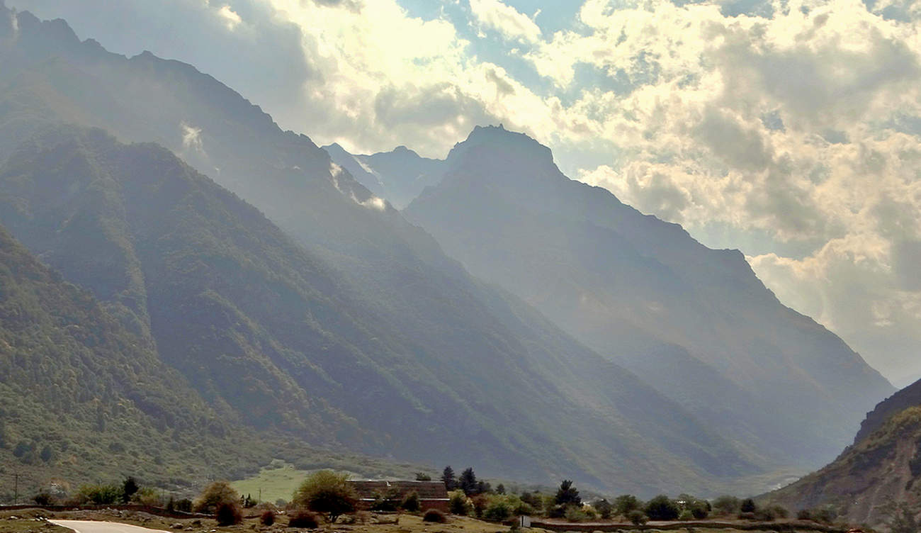 В туманной дымке горы Кавказа