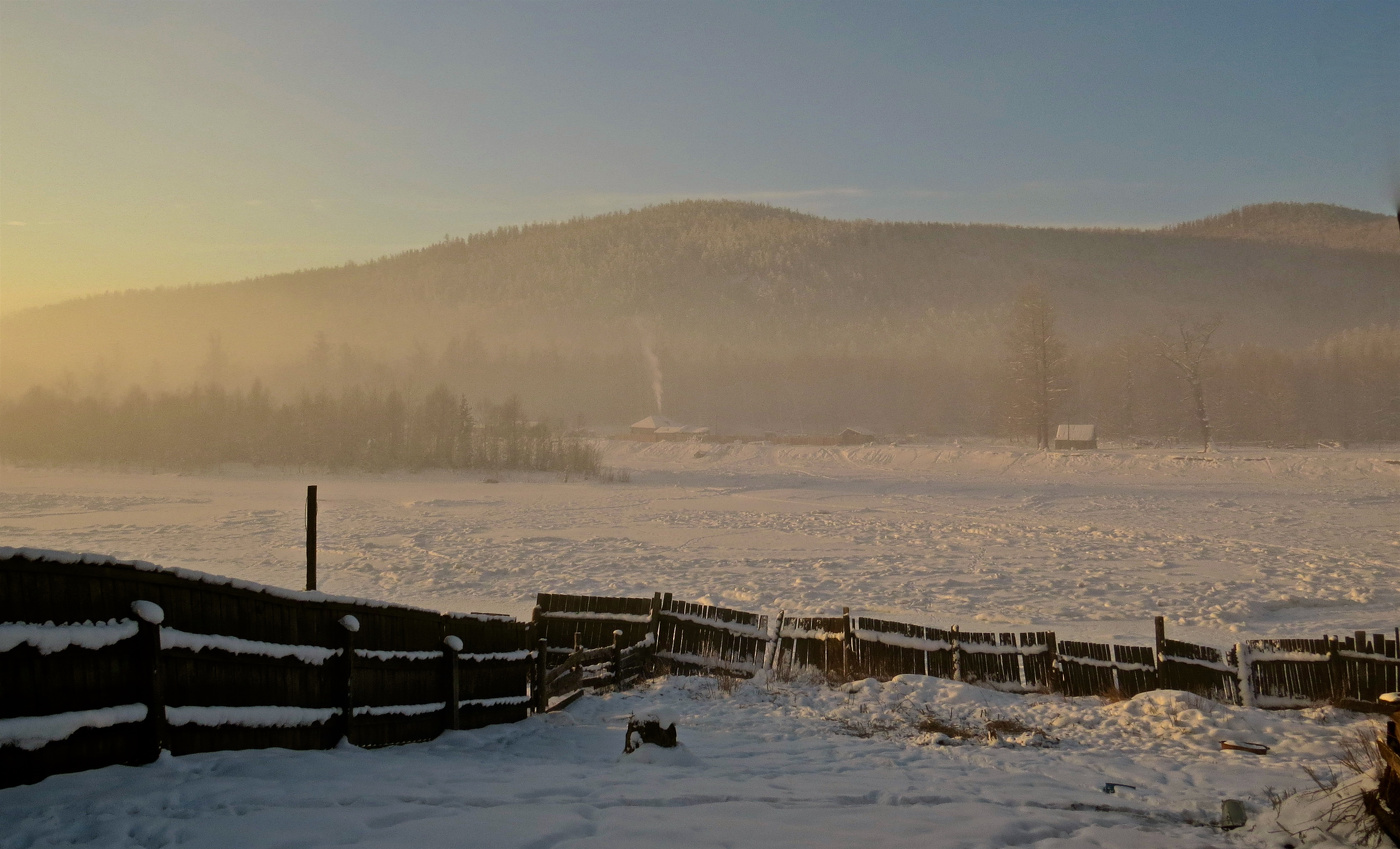 Дворик с видом на р. Тоора-Хем и Охотничью заимку