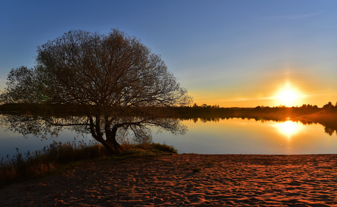 Осенний тёплый вечер.