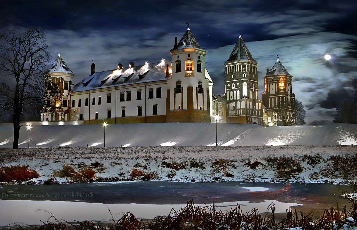 Лунное сияние над замком в Мире