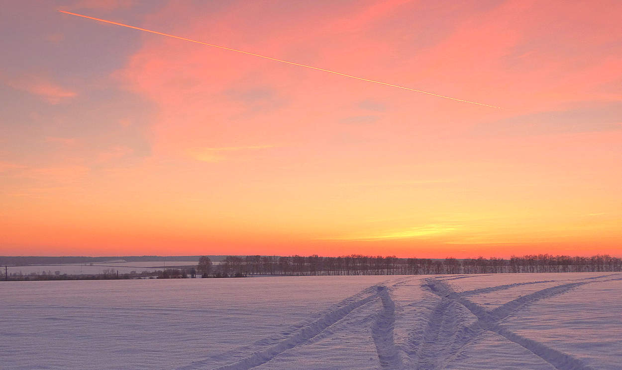 К морозу алая вечерняя заря