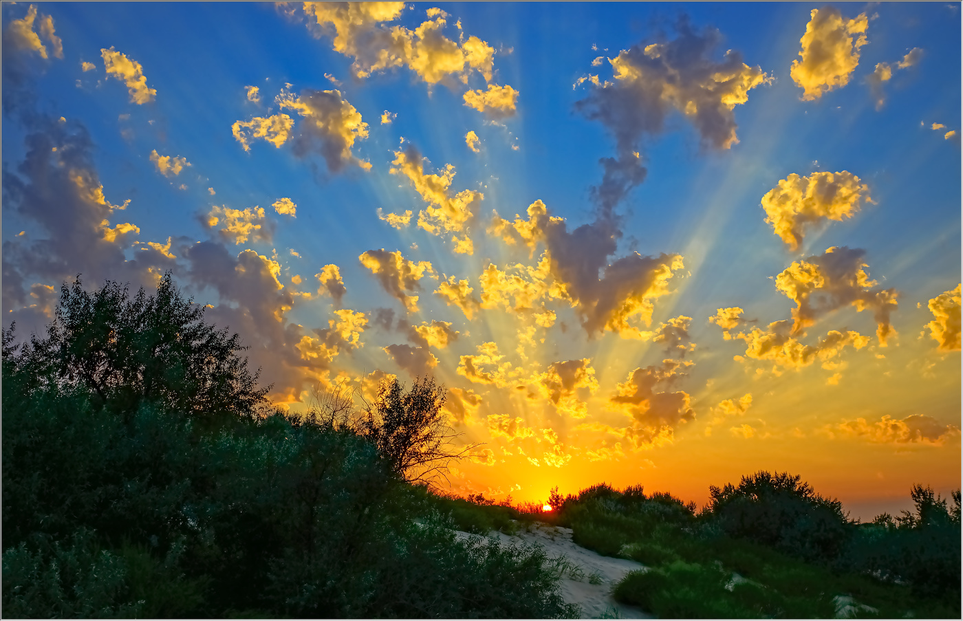 "Фейерверк" уходящему дню