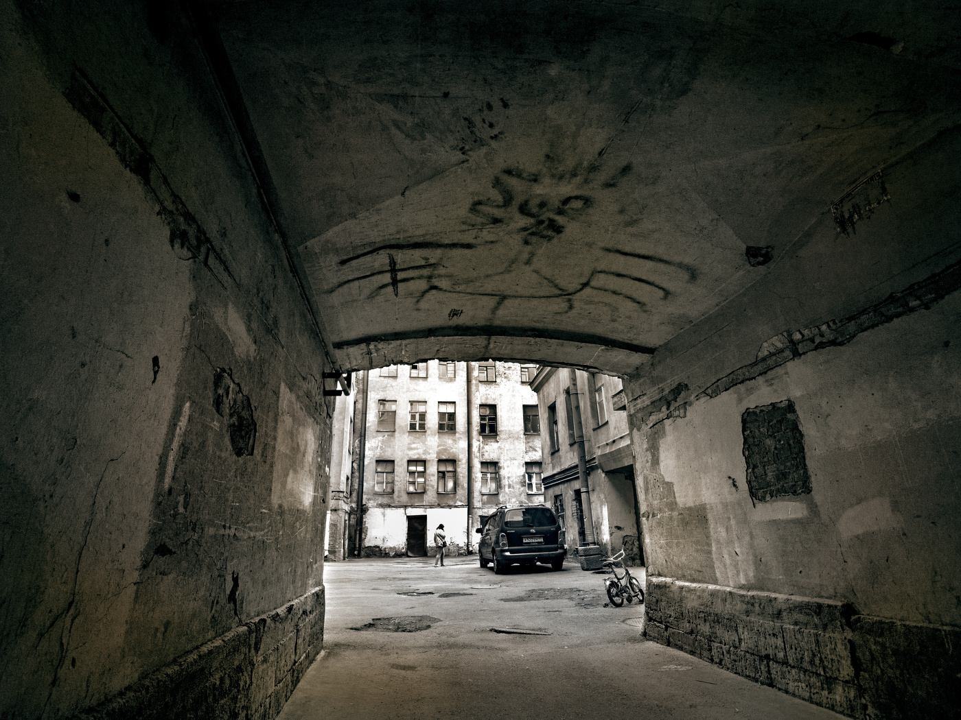 Вход во двор