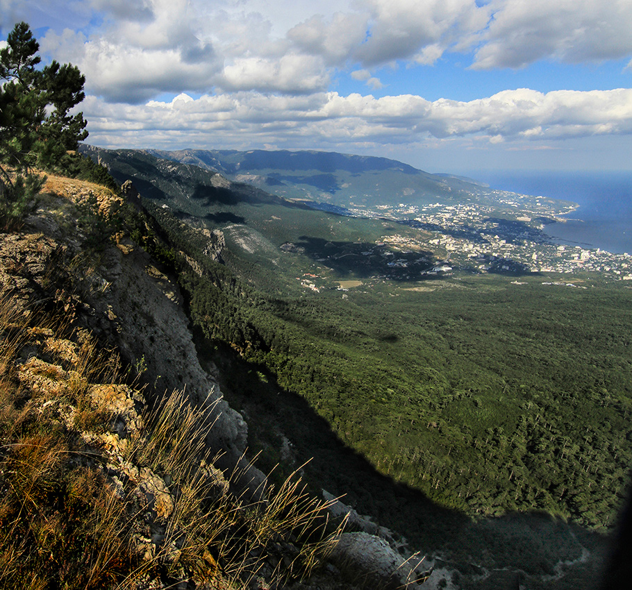 Над морем под облаками
