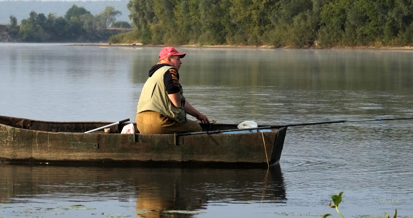 Рыбак на лодке.