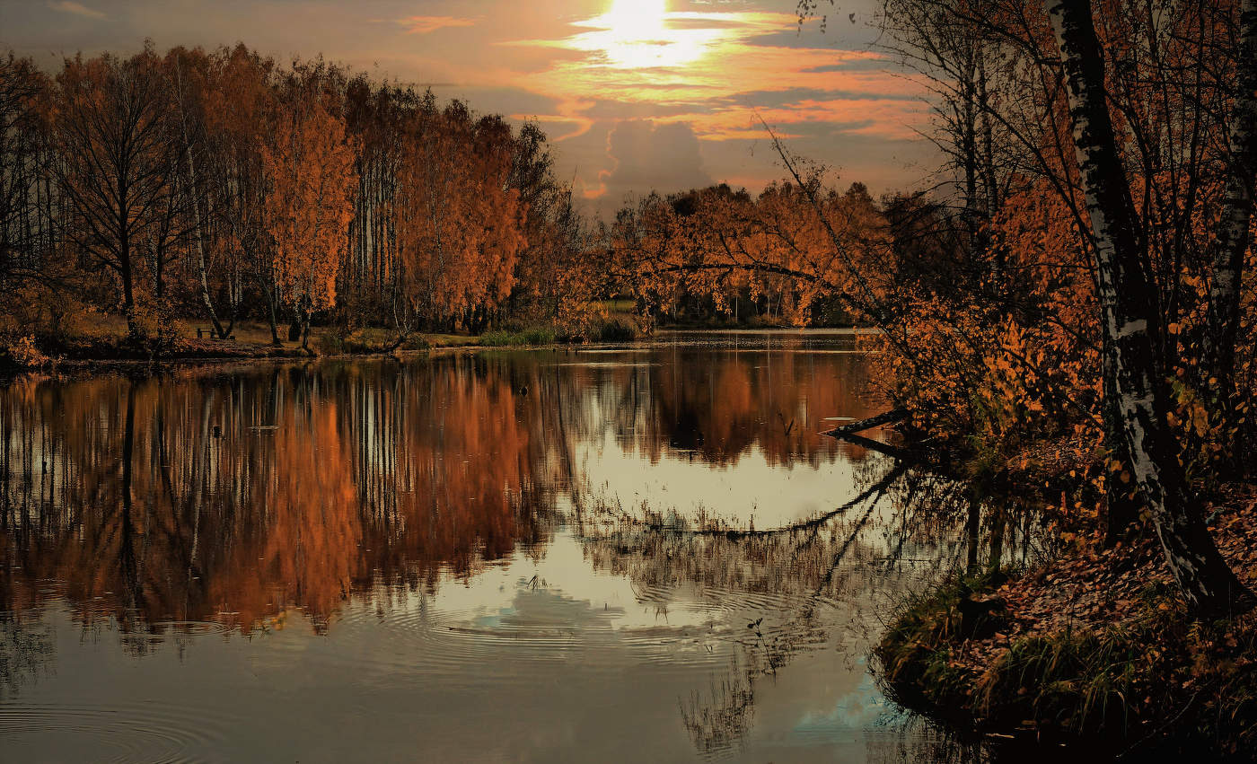 И гаснет медленно осенний день.