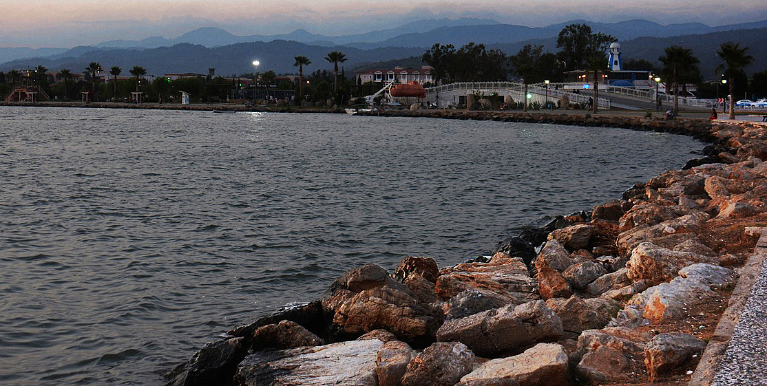 море - камни - горы