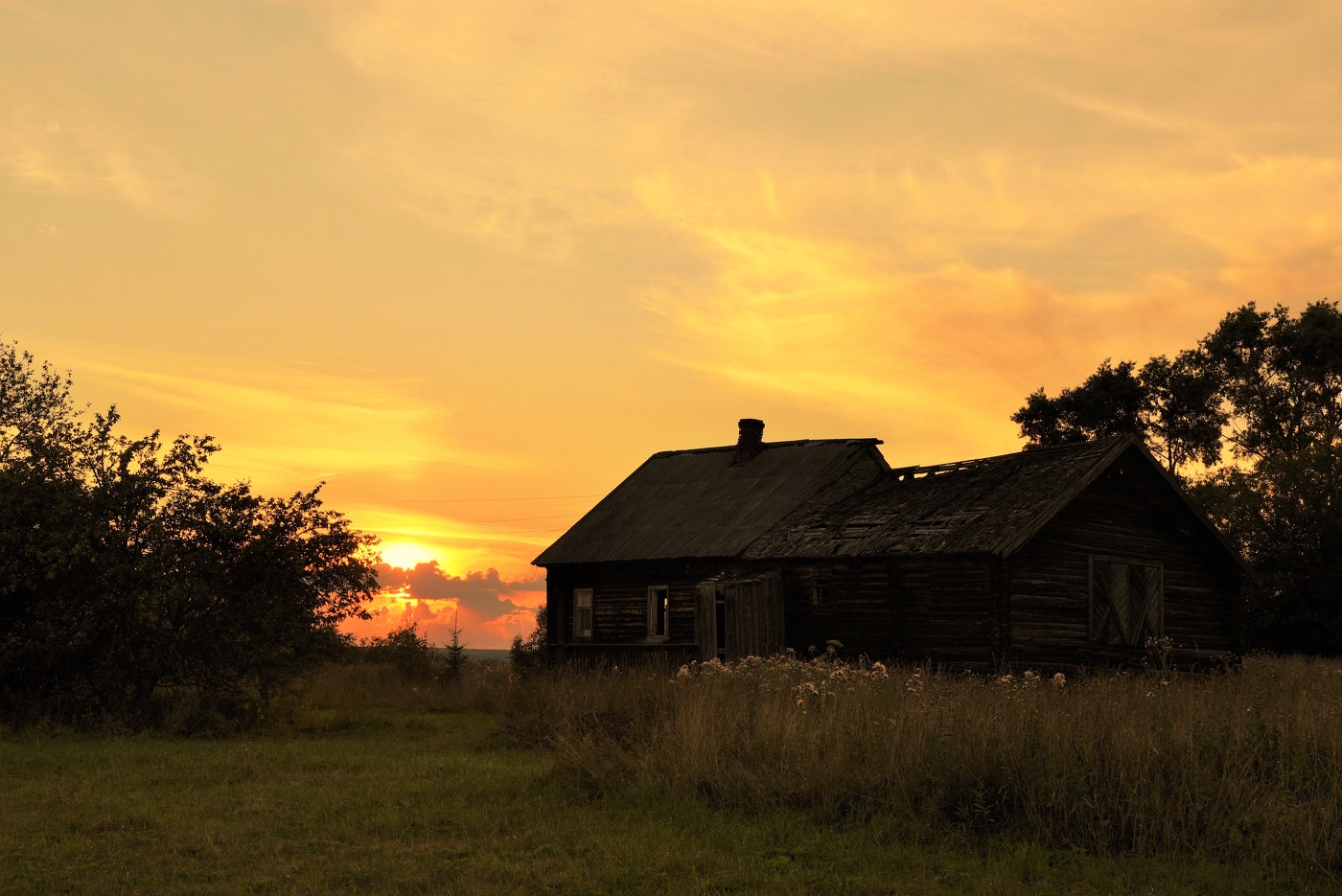 "А в небе - тишина, как в оскверненном храме ..."