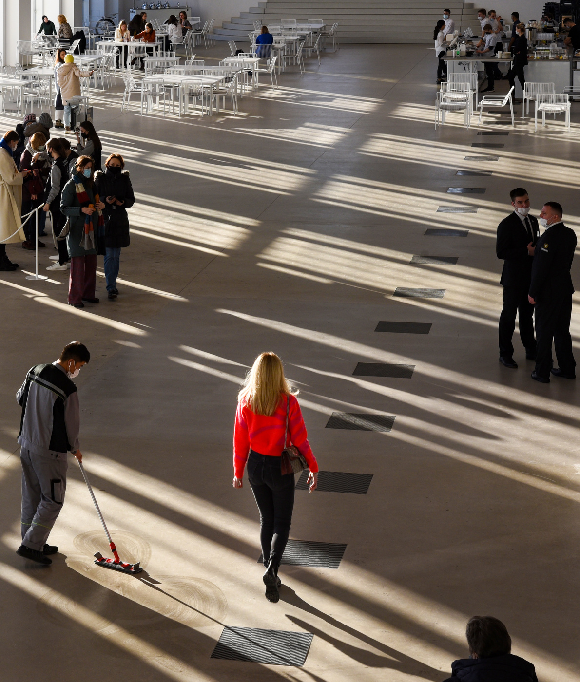 Яркое пятно на сером фоне