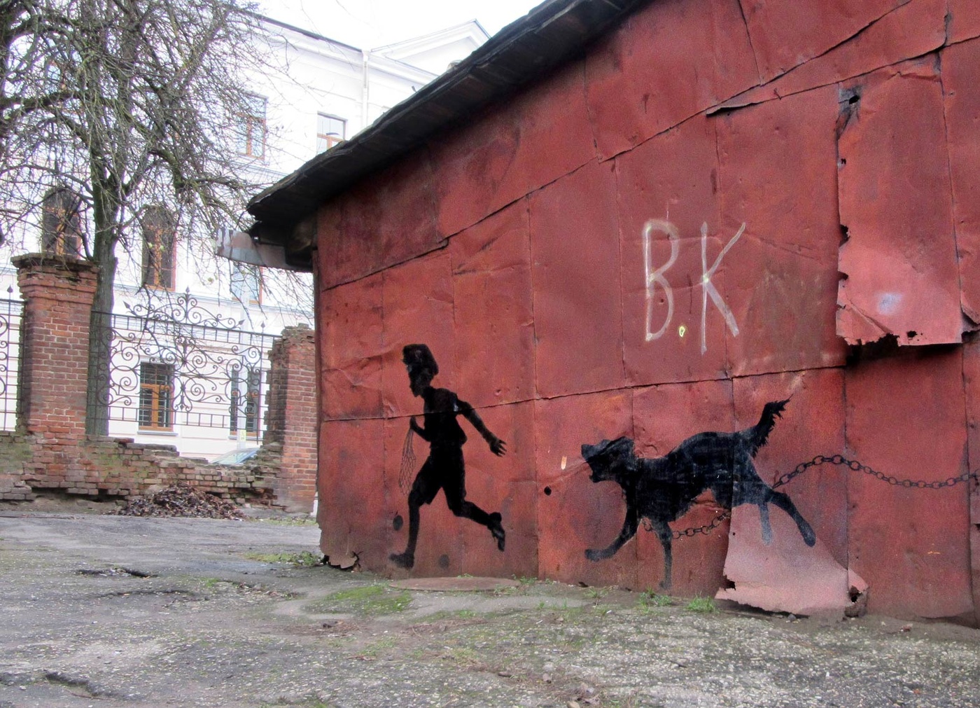 *Гараж во дворе красного дома