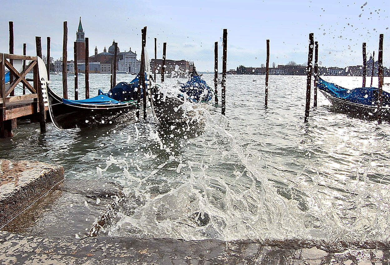 Волны плещут на берегу площади Святого Марка