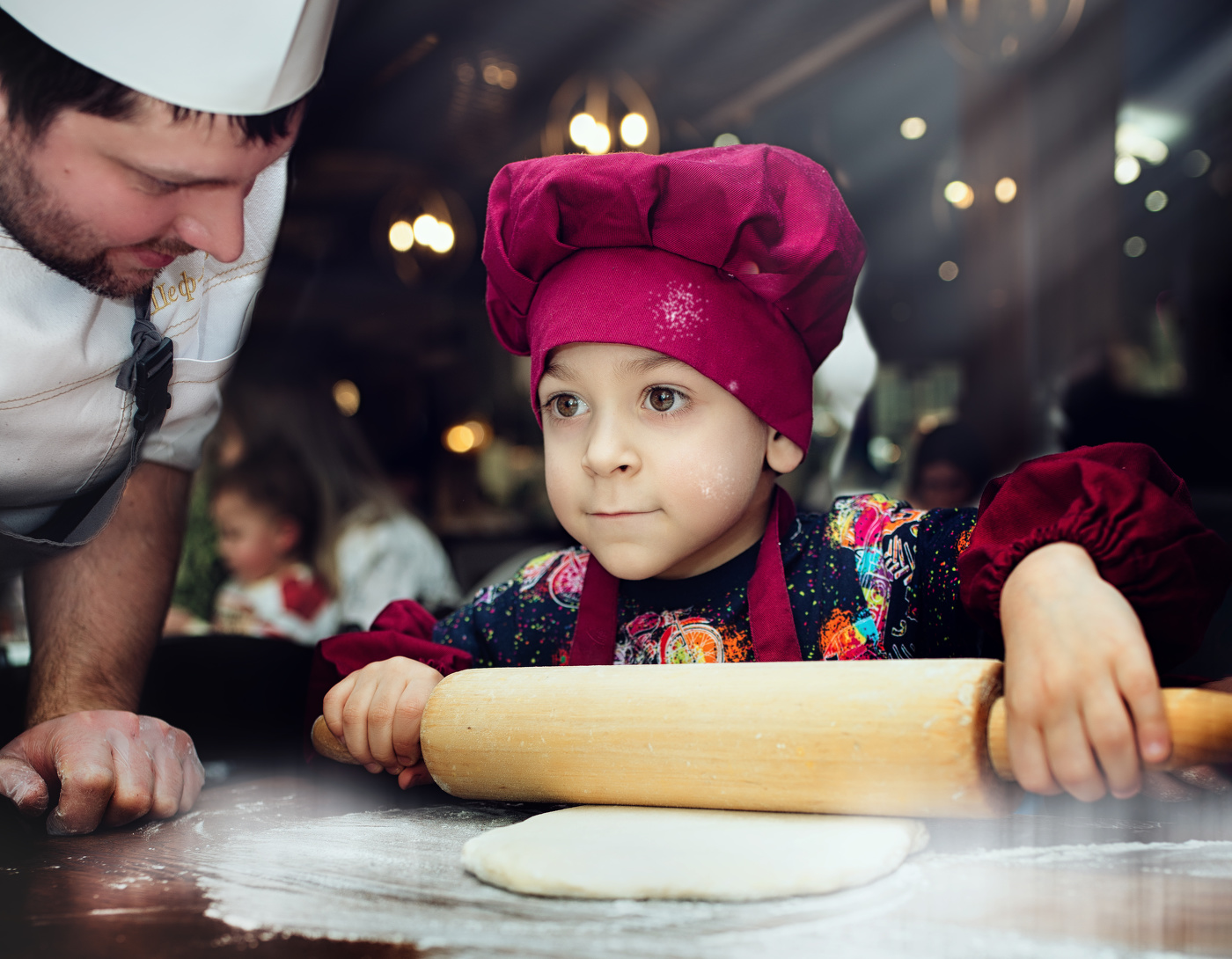 Наш шеф-повар - властитель вдохновенья, теперь тестом можно повелевать и раскатывать.*