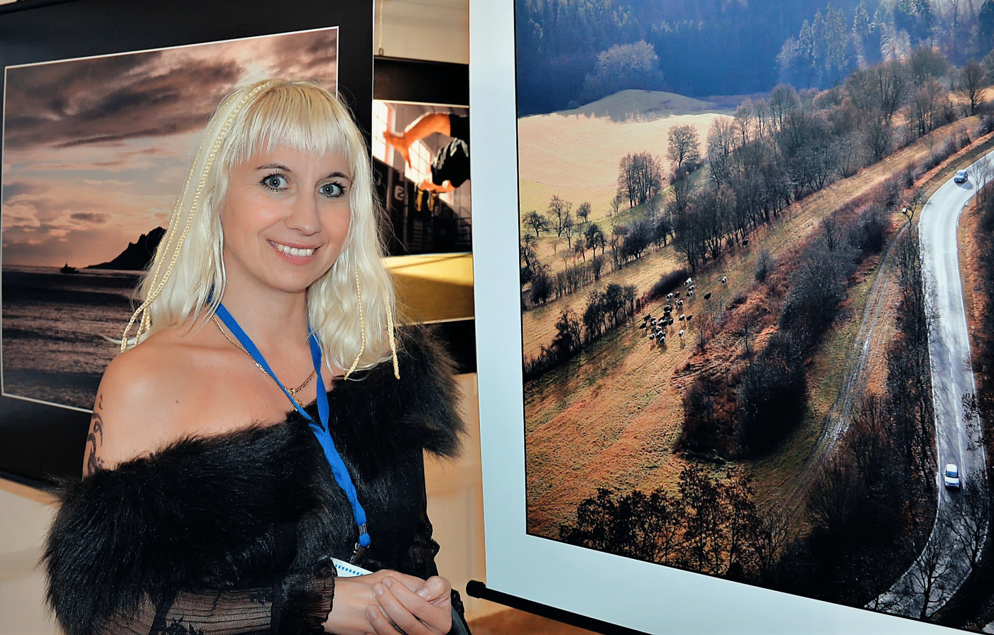 На фотовыставке.